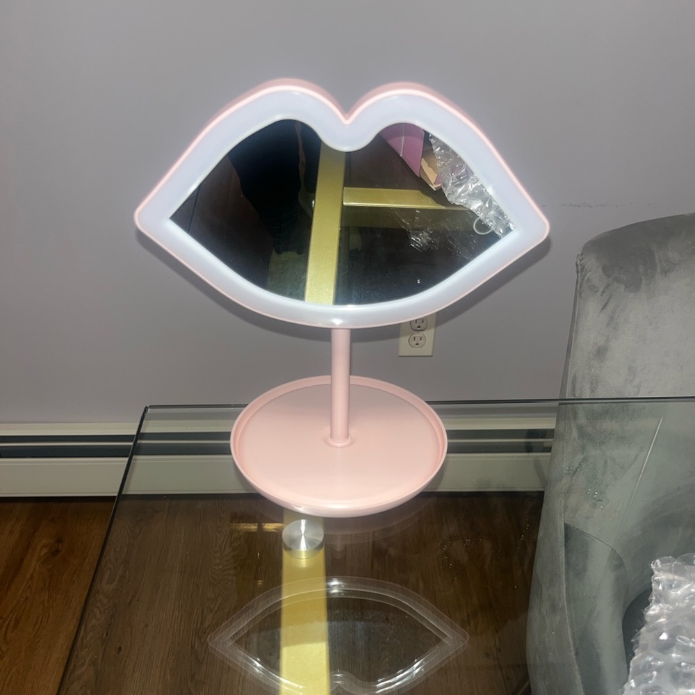Pink Lips LED vanity mirror